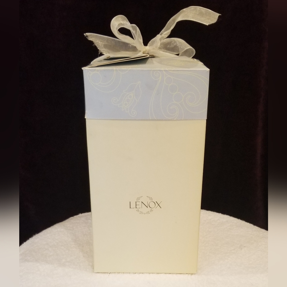 Lenox Ivory Vase Butterfly&Lace Motif. Accented In 24K Gold. Retired Pattern. 8" - Picture 7 of 7